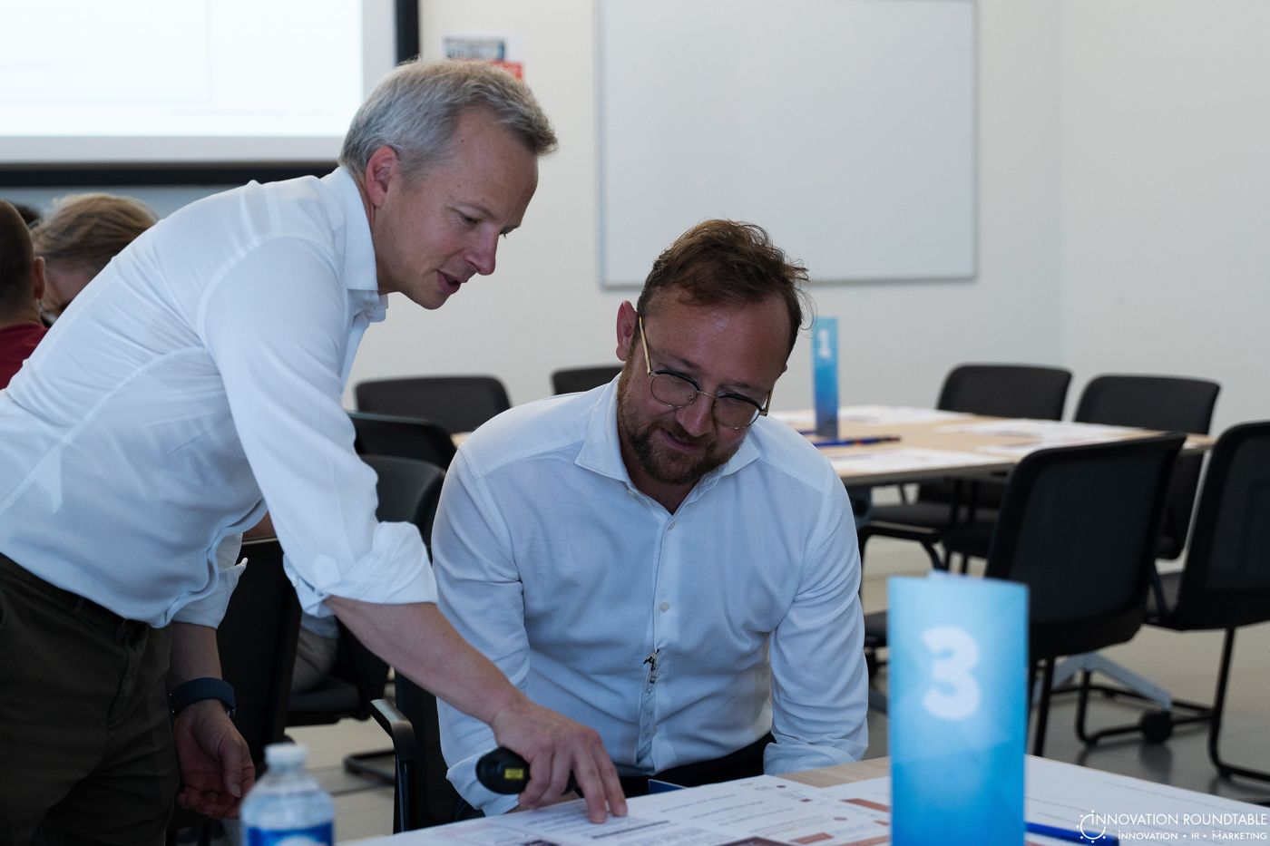 René Rohrbeck avec une participante lors d'un atelier de prospective